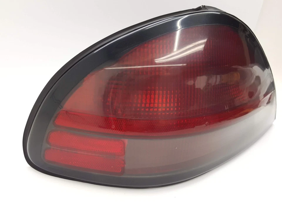 Luz trasera de freno Pontiac Grand AM 1999-2005 LADO DEL CONDUCTOR OEM Foto 2 de 4