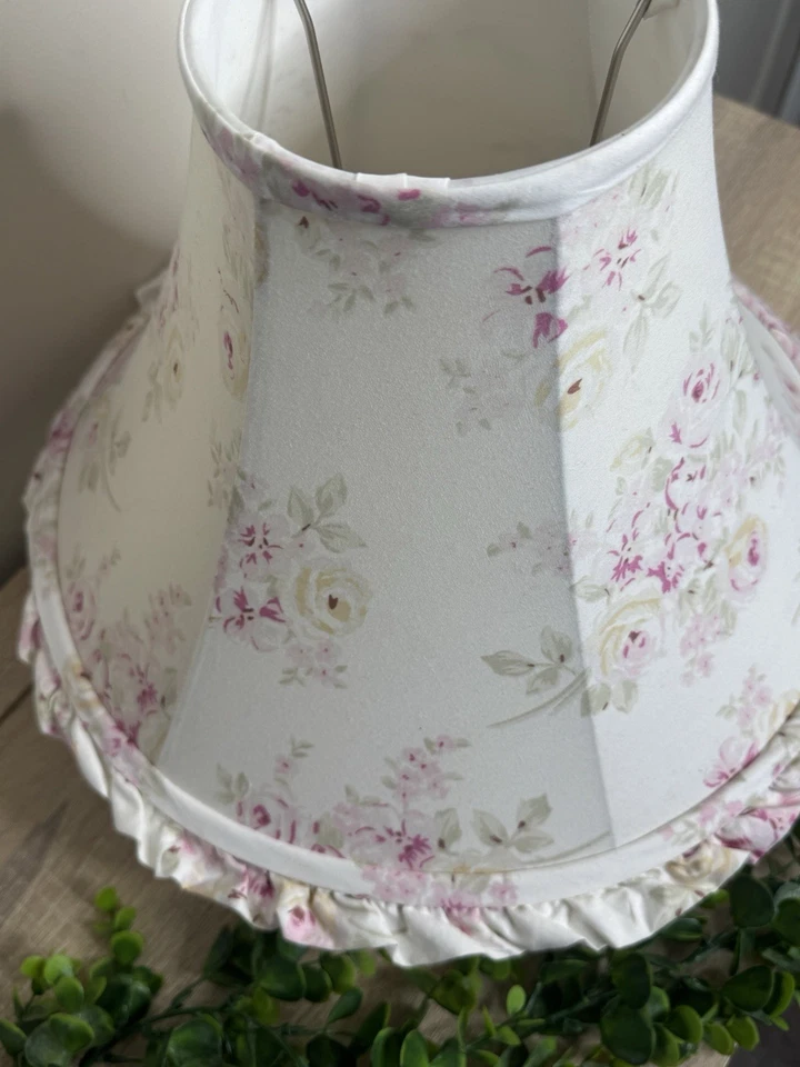 Pantalla SIMPLY SHABBY CHIC ROSA BRITÁNICA Rosa/Blanco RACHEL ASHWELL 14”x9”x5” Foto 3 de 4