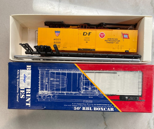 Branchline Blueprint Serie 15.2m Stecker Tür Boxcar 1706 American Kühl Set 2059 | Zustand: Neu