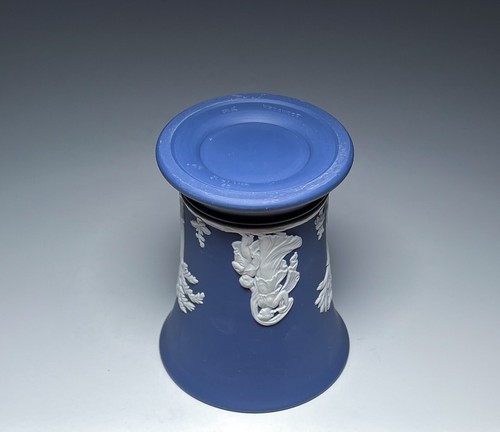 Wedgwood Dark Blue Jasperware Posy Vase Venus and Cupid - Picture 5 of 7