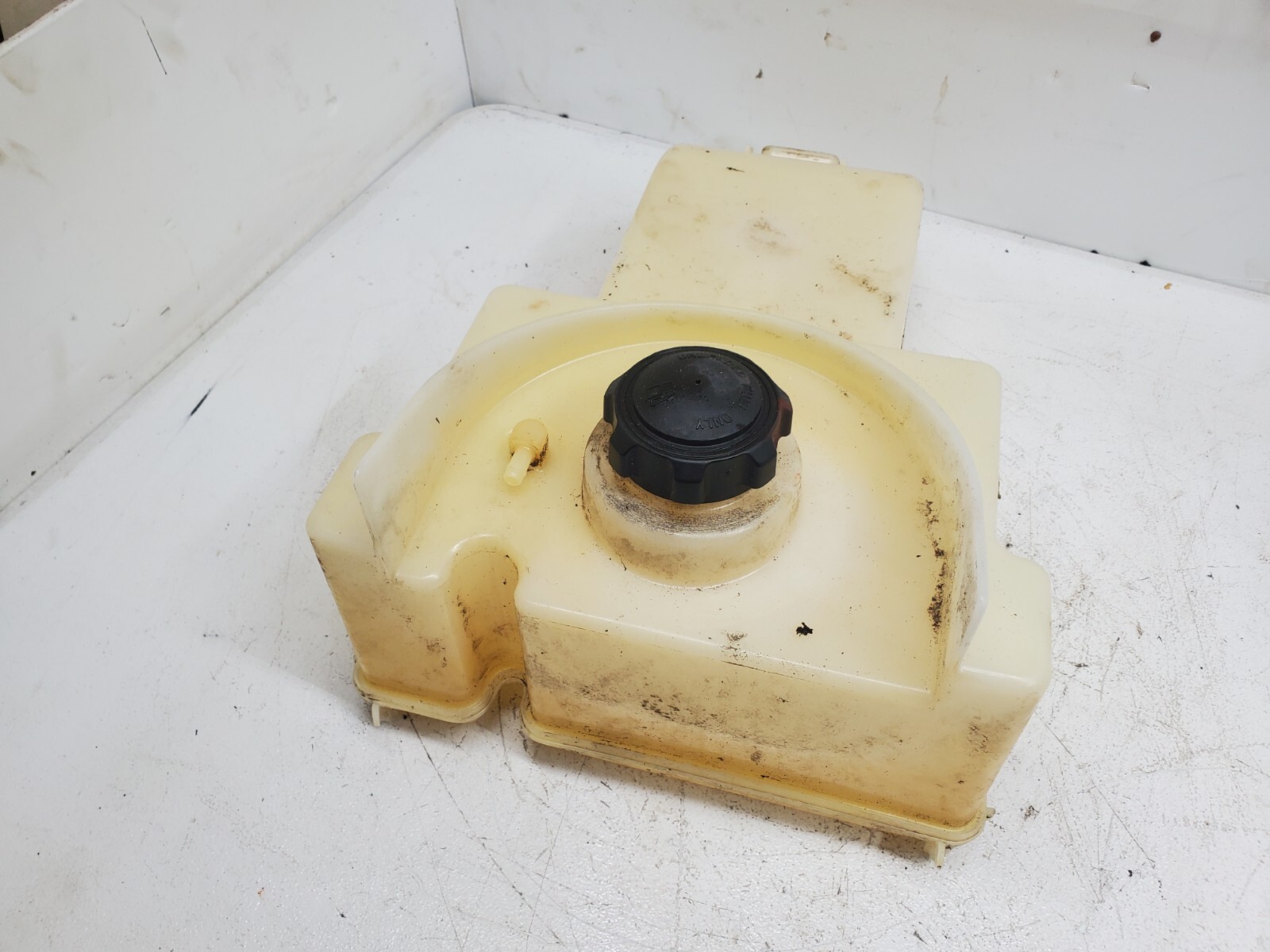 John Deere Gas Fuel Tank GY21102 L100 L108 L110 L111 L118 L120 L130 105