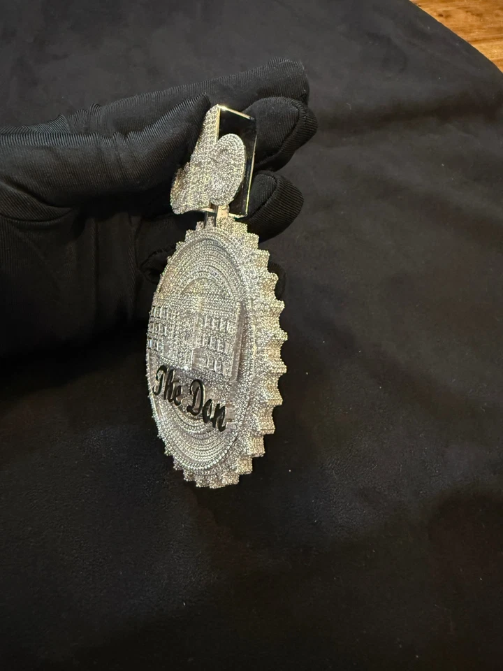 Colgante personalizado de diamantes creados en laboratorio de corte redondo de 3 quilates enchapado en oro blanco de 14 k para hombre Foto 2 de 4