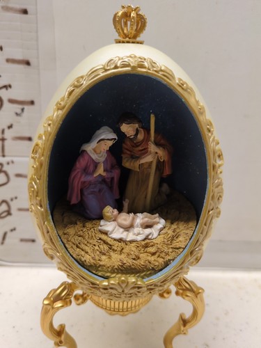 Gloria Nativity Egg Musical Diorama - Picture 2 of 8