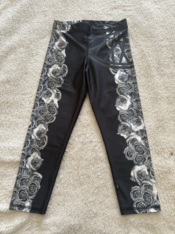 Zara Terez for Soul Cycle Work Out Cropped Leggings Size M Black Roses