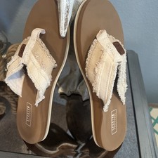 Yellow Box SportyB Flip Flops Off White/Beige Material Size 7.5M. NWOT