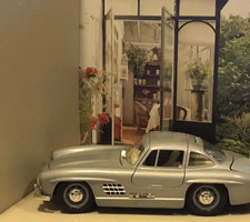 Burago 1954 Mercedes Benz 300 SL Gull Wing 1:24 Scale Die Cast Metal Model