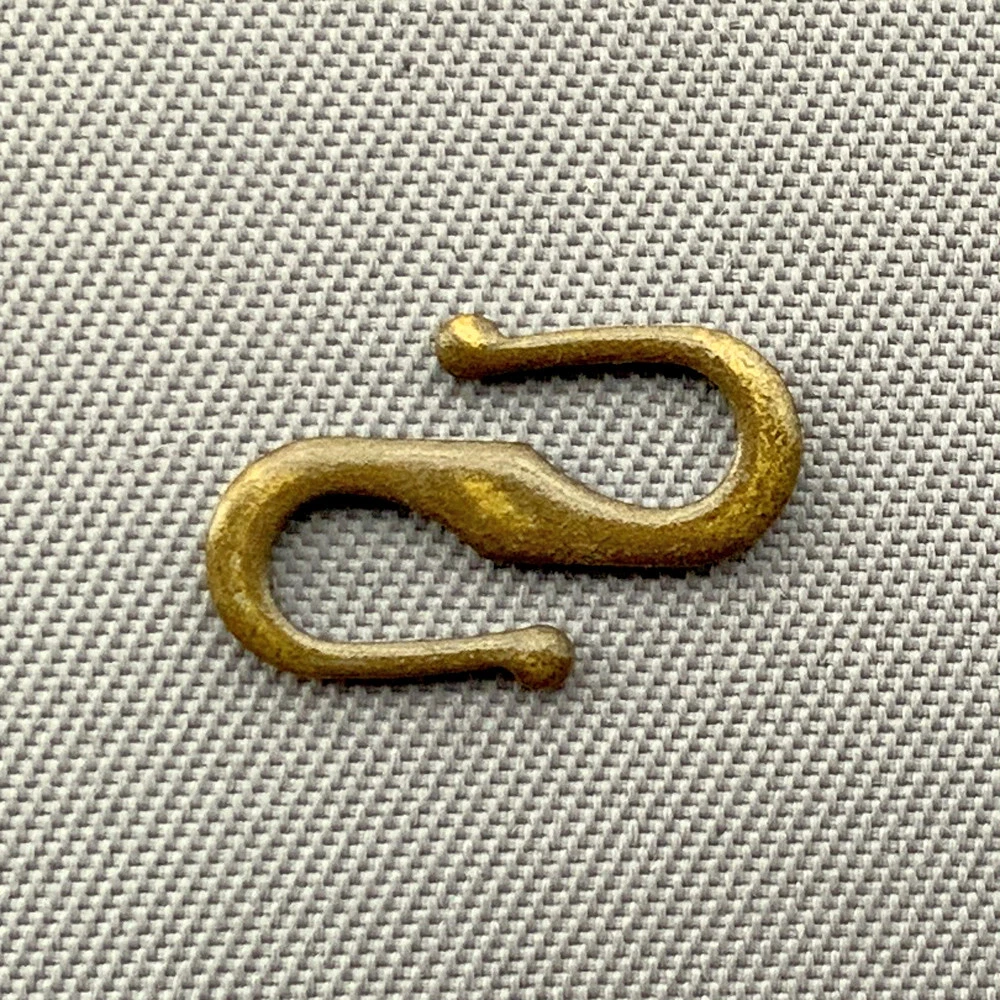 Double hook best sale clasp