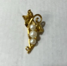 Vintage Gold Tone Pea Pod Vintage Brooch Lapel Pin Avon