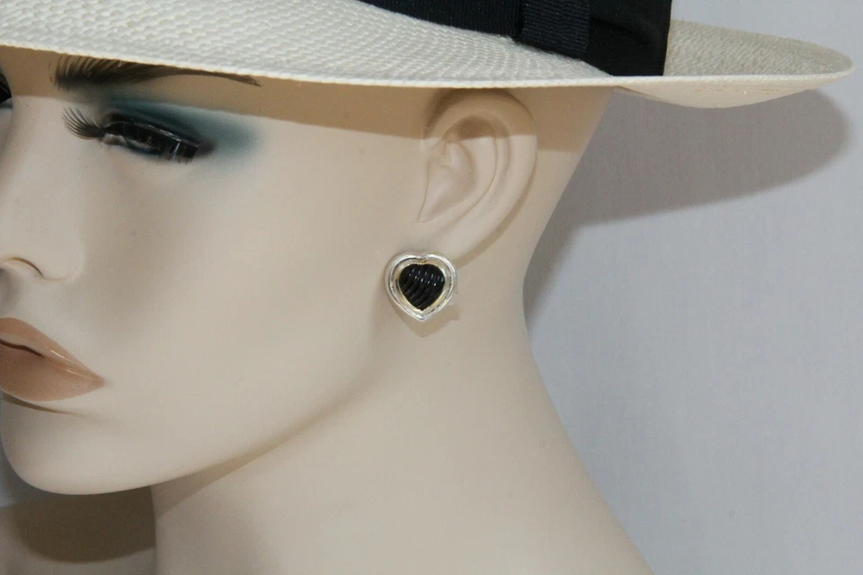 Pendientes Omega Corazón Ónix Negro Plata de Ley Foto 3 de 4