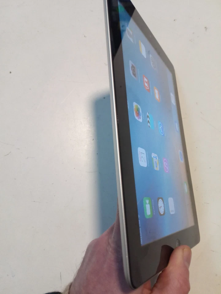 Apple iPad 9 · 32GB · Wi-Fi + Cellular, foto 3 di 4