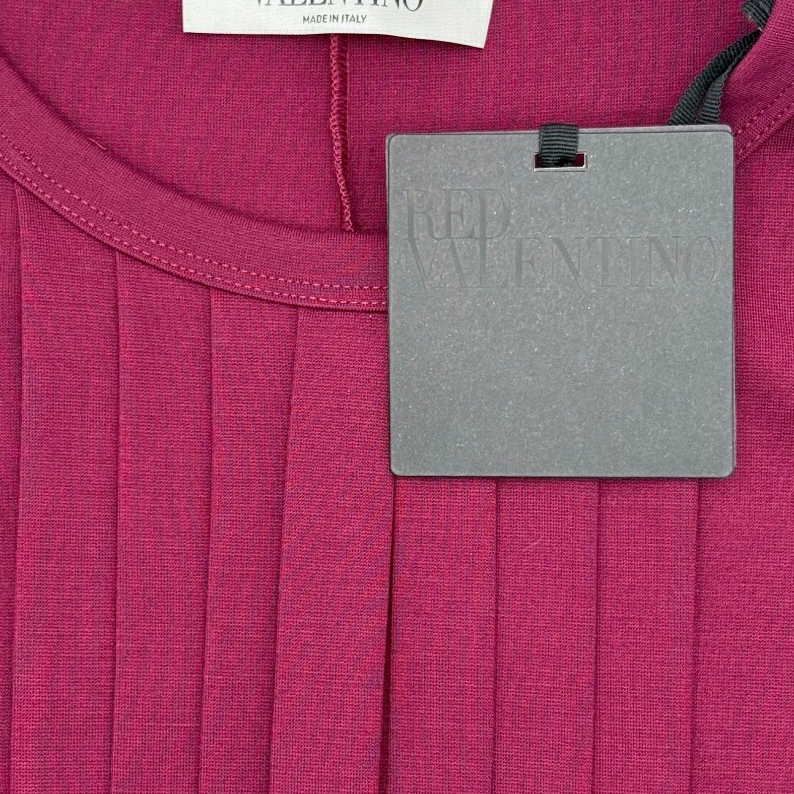 Abito medio nuovo con etichette rosso Valentino bordeaux vita scesa pieghe pannello manica corta