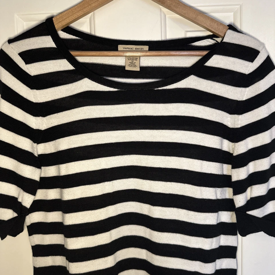 Suéter tejido de rayón y algodón medio a rayas blanco y negro diseño vertical para mujer Foto 2 de 4