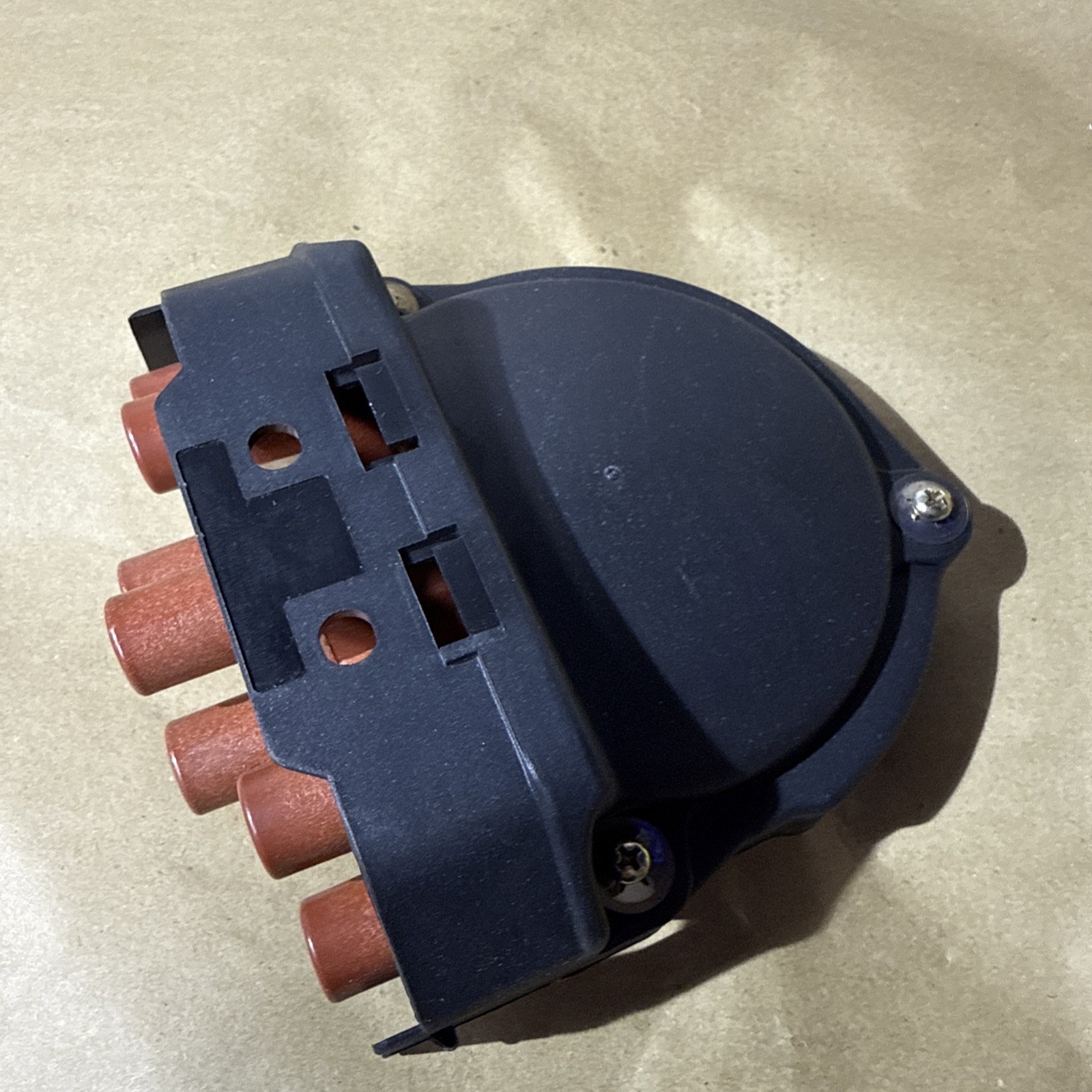 12111725070 Ignition Distributor Cap 03195 For BMW E23 E24 E28 E30 E31 E32 E34