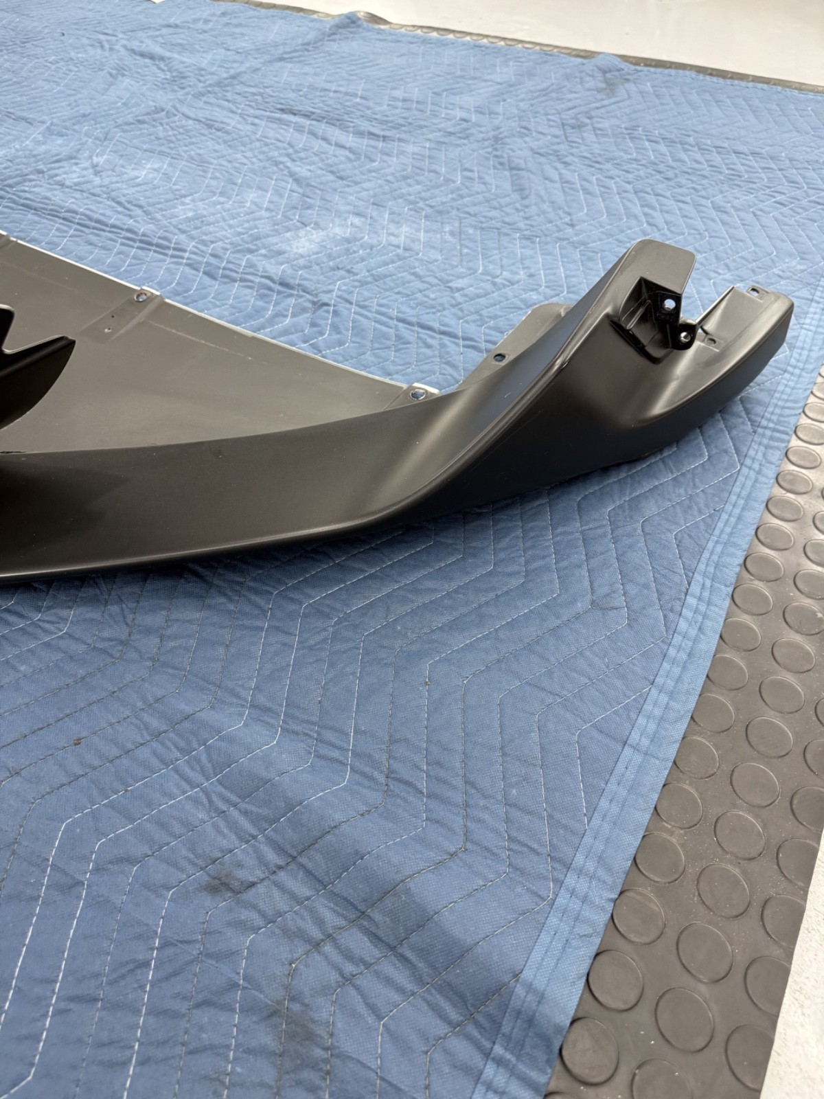 Maserati MC20/Ciello. OEM Front bumper lower splitter Part no. 6702229350