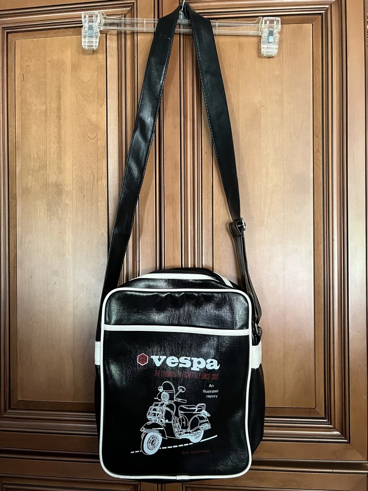 "Bolso de hombro Vespa An Illustrated History Eric Brockway negro blanco 10x12x3""" Foto 2 de 4