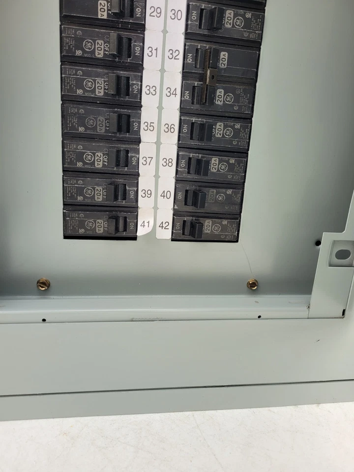 AQF3421MTX GE 125 Amp Main Lug PanelBoard 120V 3 Fases 4 Cables 42 Circuitos Foto 4 de 4