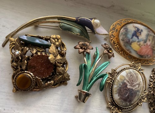 Vintage LOT LG BROOCH PINS Florals, Calla Lily Enamel Milk Glass Sarah Coventry - Picture 4 of 7