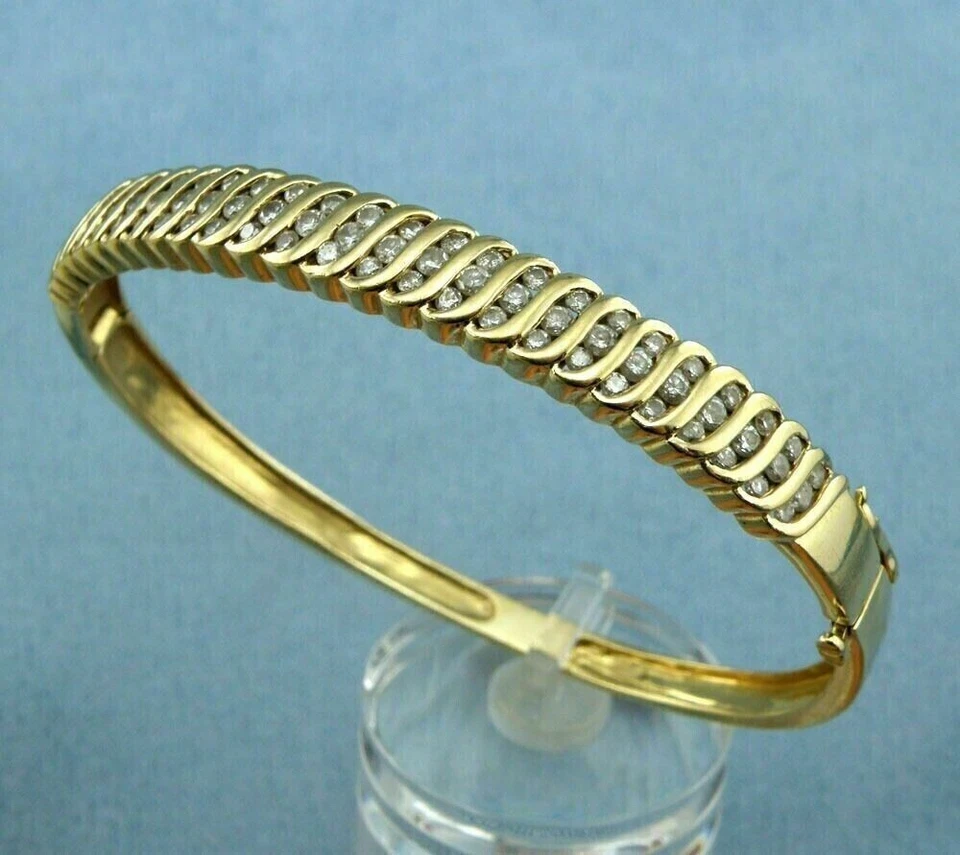Brazalete brazalete de mujer enchapado en oro amarillo de 14 quilates de corte redondo de 3 quilates creado en laboratorio Foto 2 de 4