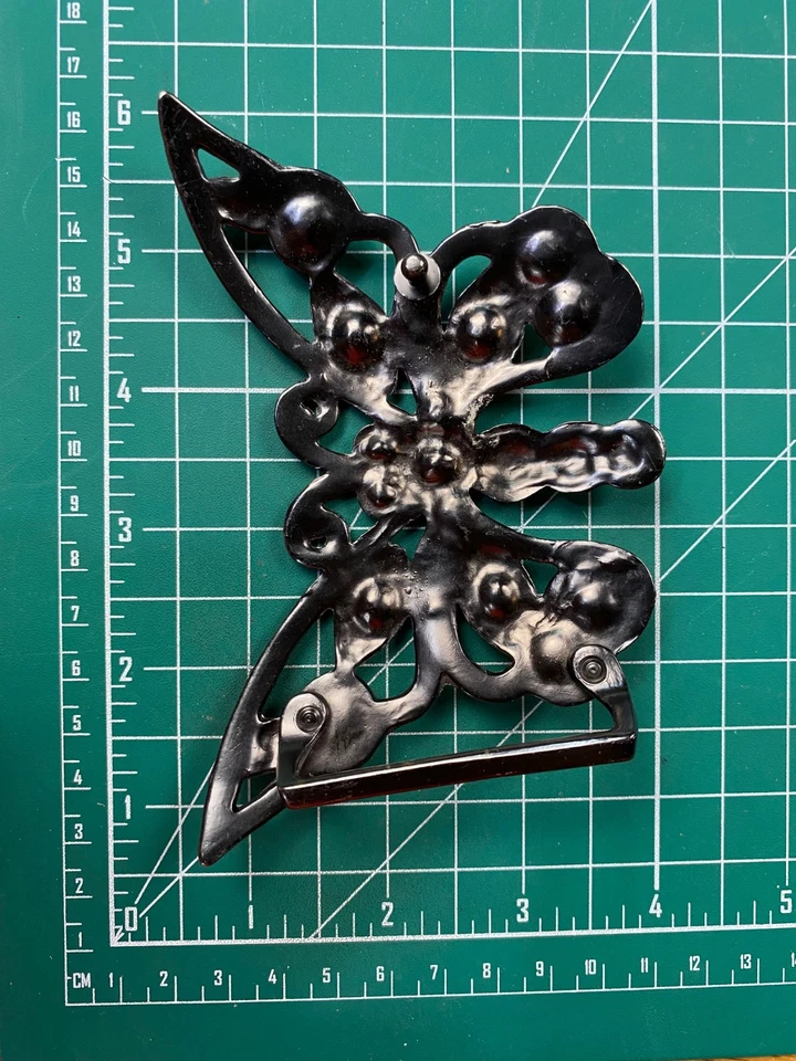 Hebilla de cinturón de mariposa grande con pedrería transparente Foto 3 de 3