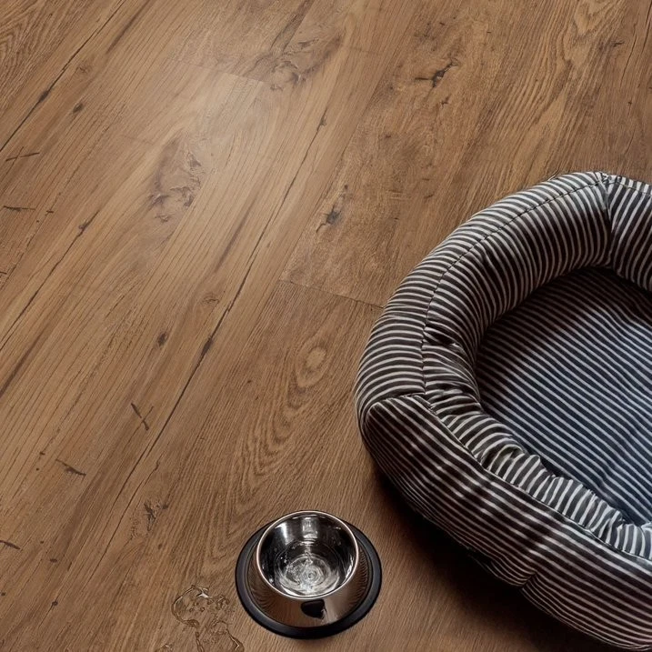 Suelo laminado impermeable QuickStep by Mohawk Longview castaño, 17,18 m² ft Foto 3 de 4