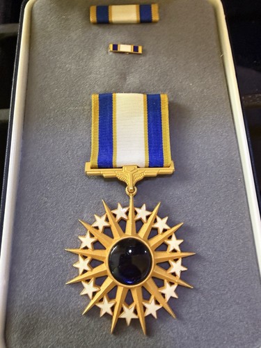 Air Force Distinguished Service Medal DSM w Case Ribbon Bar & Lapel Pin