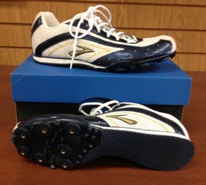 brooks middle distance spikes