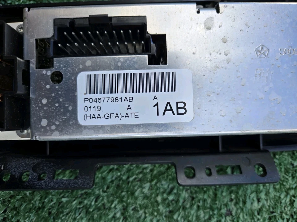 Panel de interruptor de control de clima de calefacción de aire acondicionado Dodge Caravan 96-00 OEM P04677981AB Foto 4 de 4