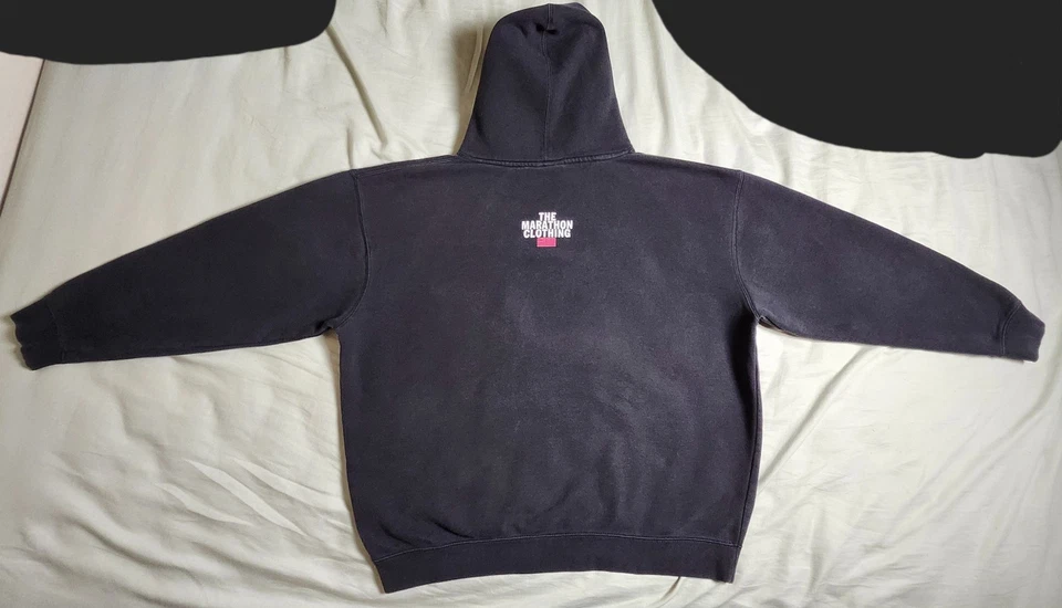 Sudadera con Capucha The Marathon Clothing Nipsey Hussle Negra Bordada 56 pulgadas Talla Pecho Foto 2 de 4