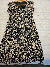 Chaps Black, Cream & Tan Floral Print Dress Size Medium Stretch Knit Cap Sleeves