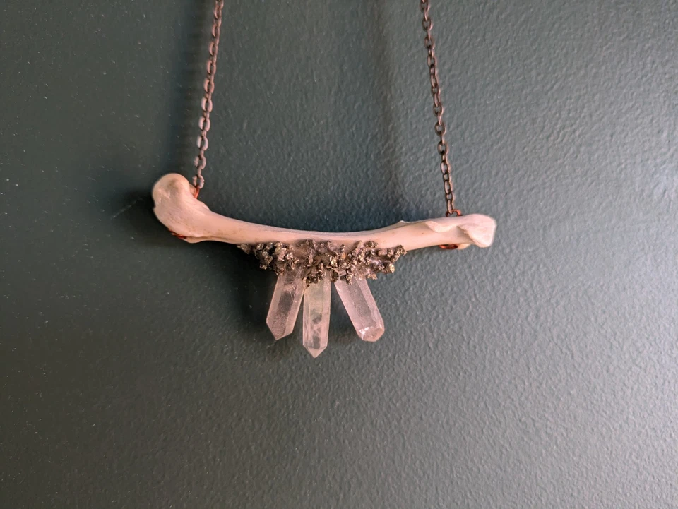 Ghost Quartz And Bone Collar Necklace - Imagem 3 de 3