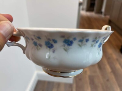 2 unbenutzte Royal Albert Memory Lane Suppenschalen mit Griffen und zwei Untertassen