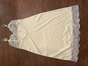 Vtg Van Ralte Full Slip Lingerie Size 34A Pale Yellow Lace Scalloped Nightgown