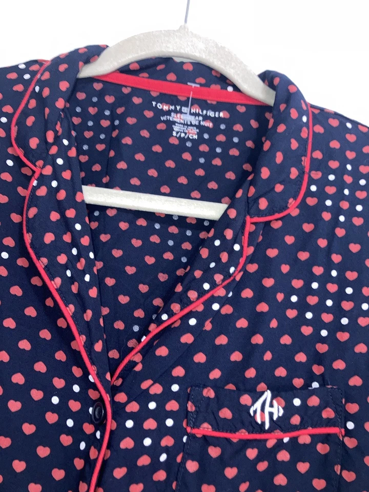 Conjunto de pijama y pantalón Tommy Hilfiger manga corta rojo blanco azul patrón de corazón pequeño Foto 3 de 4