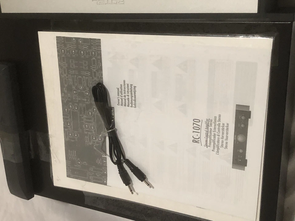 Amplificador de Control Estéreo ROTEL RC-1070 Plateado Con Control Remoto Y Manual Sin Caja Foto 3 de 4