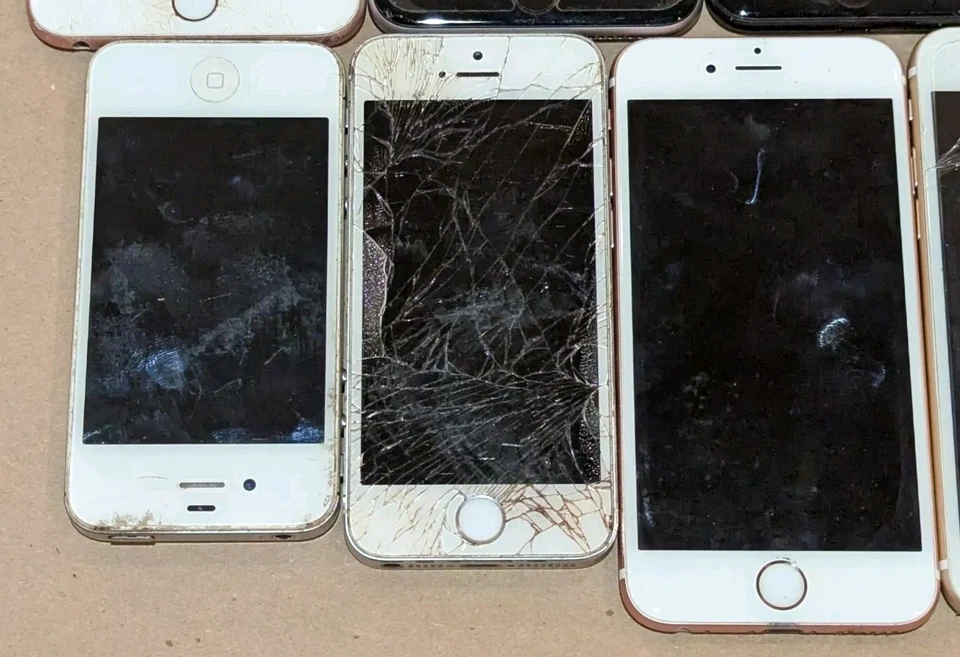 IPhone Lot OF 8 UNTESTED SOLD AS IS Iphones 4S,5S,6,6S  All Dfferent Models - Image 4 of 4