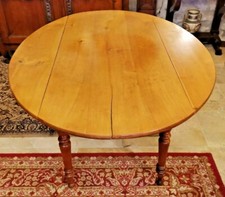 Table avec deux rabats en merisier blond fin 19ème