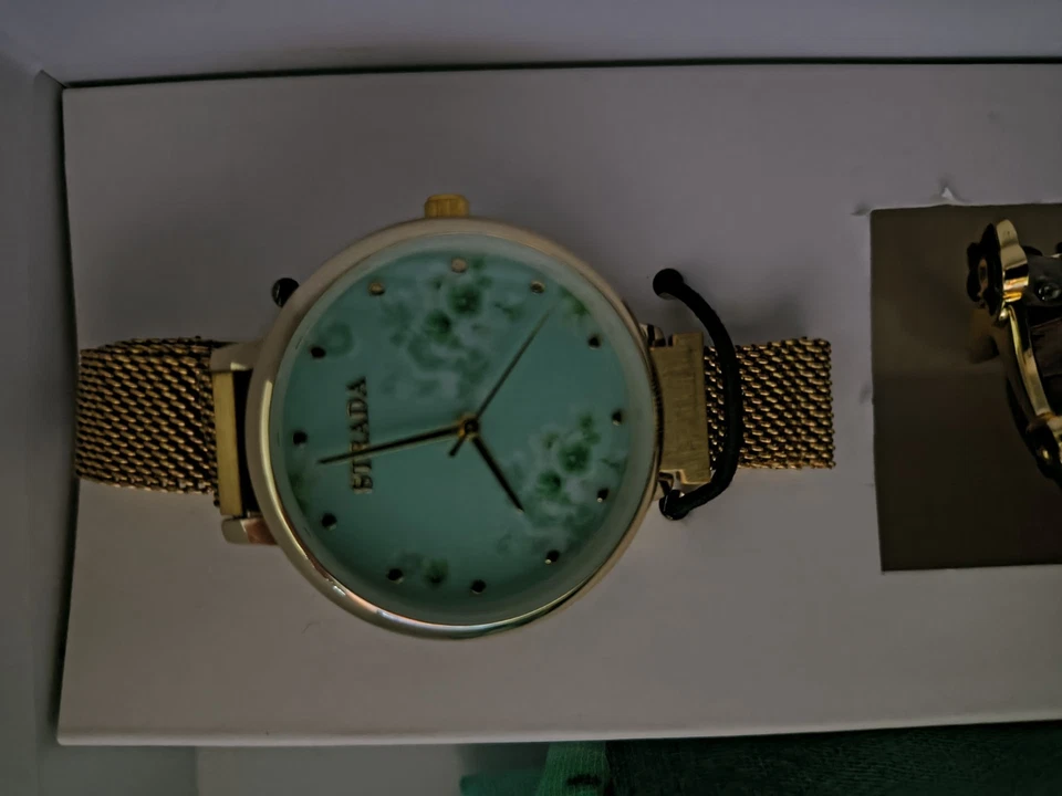 Juego de regalo de reloj para mujer Strada banda magnética dorada redonda gafas de sol y bufanda Foto 3 de 4