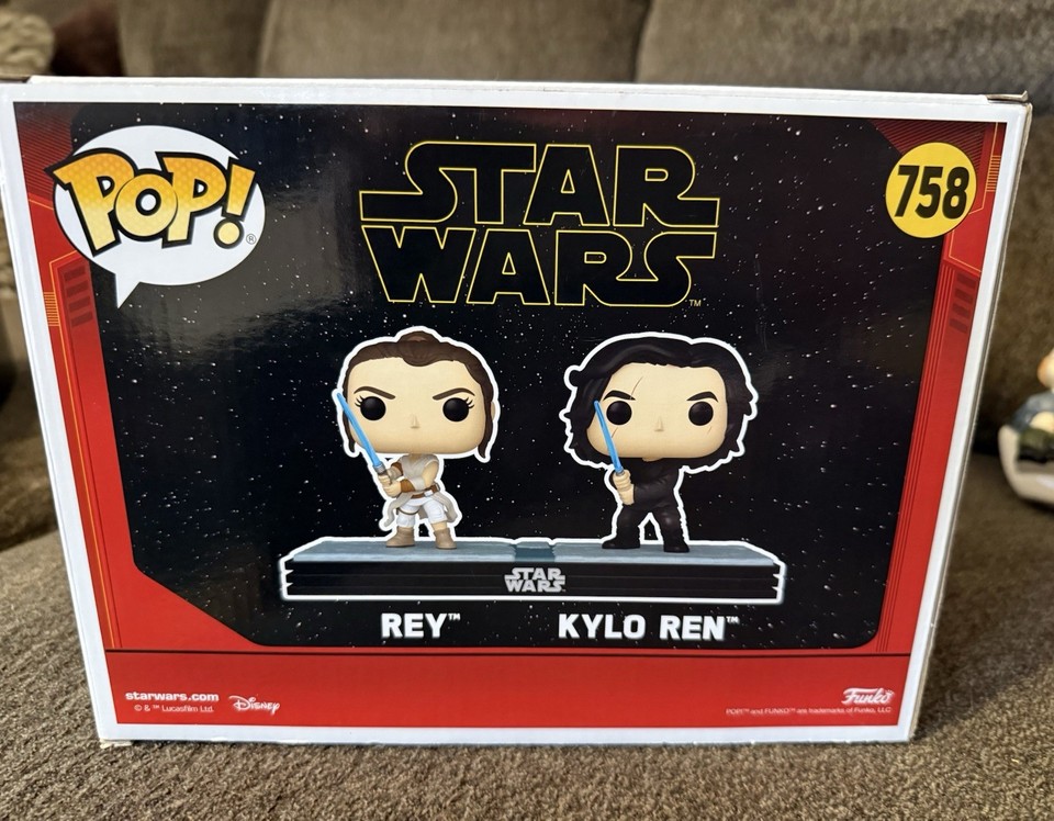 Funko Pop! Star Wars 758 Rey E Kylo Ren - Esclusiva Con Spade Laser Fosforescenti - 3