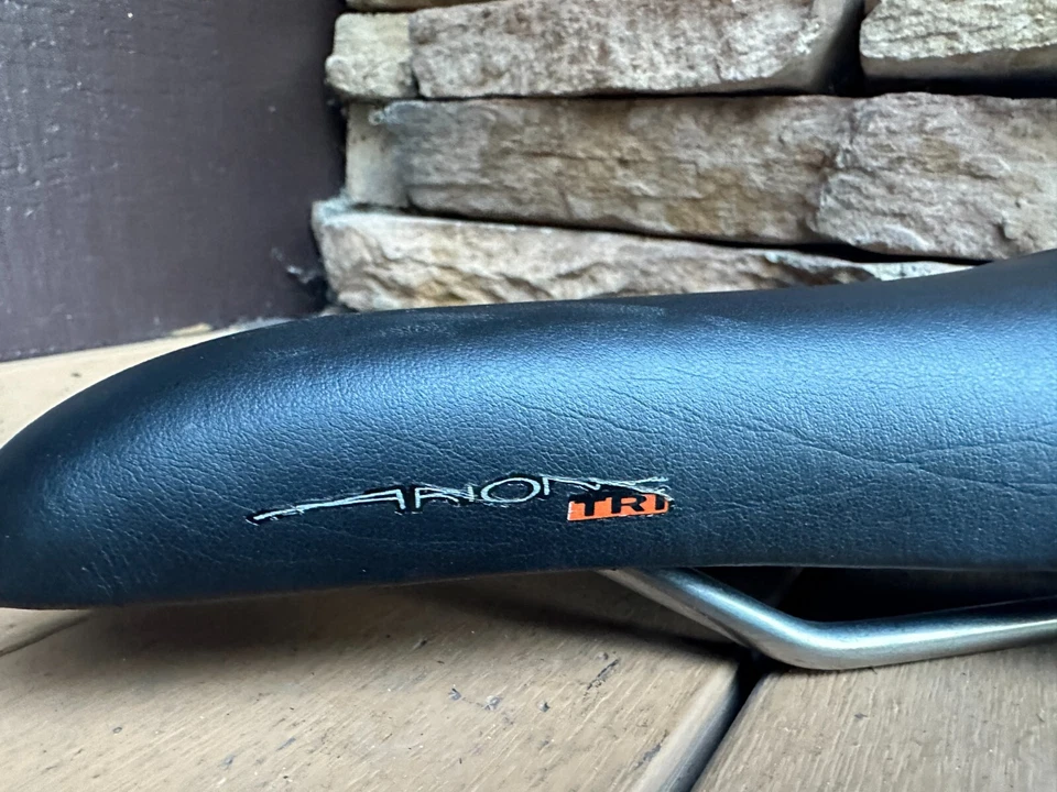 Sillín de bicicleta de carretera Fizik Arione Wing Flex Tri negro plateado con rieles Taitanio de 7 mm Foto 2 de 4