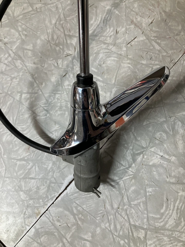 Chevrolet Impala 1961 1962 antena trasera Foto 3 de 4