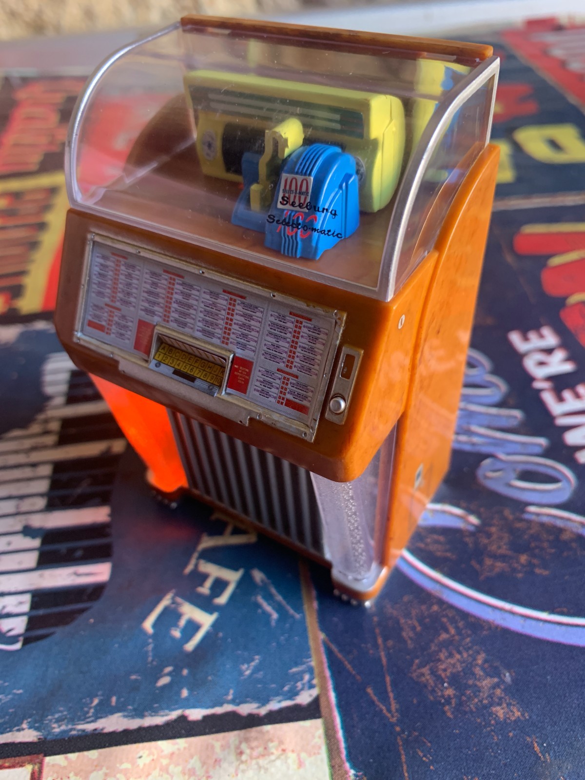 Jukebox miniature Seeburg M100C 1952 retro de collection en bois