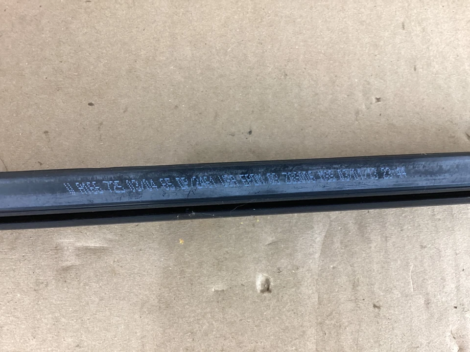 2013-2016 Mercedes-Benz GL450 X166 Front Right Door Window Weatherstrip Seal OEM - Image 3 of 4