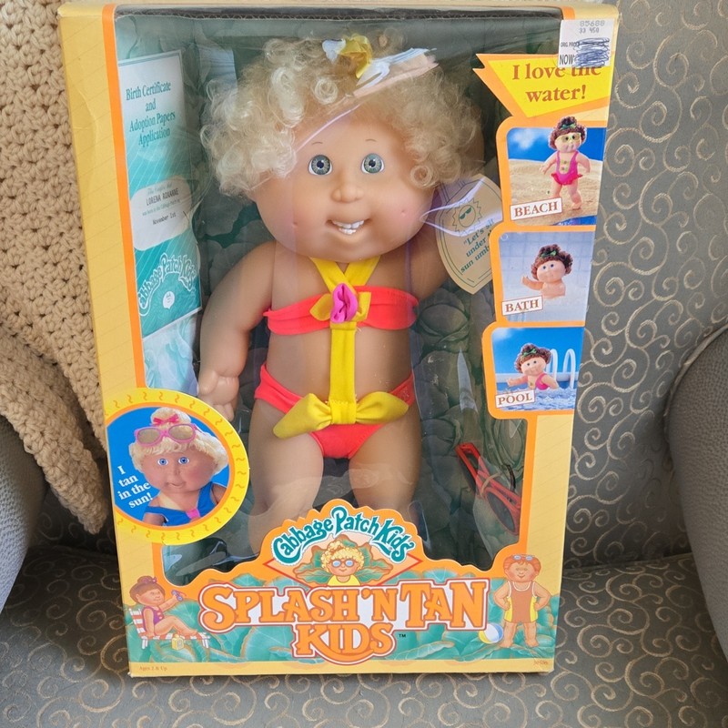 Hasbro Cabbage Patch Kids Splash 'N Tan 12in Girl w/ Papers & Sunglasses NIB