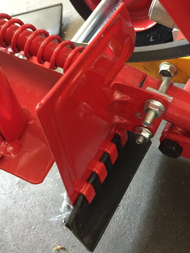 Deflector/Parte Debri McLane Edger # 2065 pieza original + tornillo 1/4-20x1/2 hexagonal  Foto 2 de 3