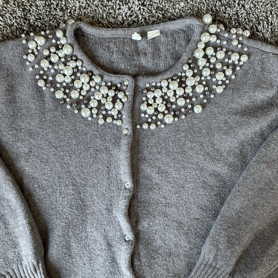 Suéter Anthropologie Polilla Talla Grande Gris con Detalle de Cuentas Vacaciones Foto 2 de 4