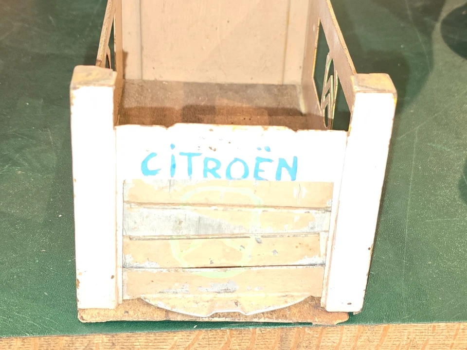 CITROEN 1930s TIN SHEET METAL GARAGE - Image 3 of 4