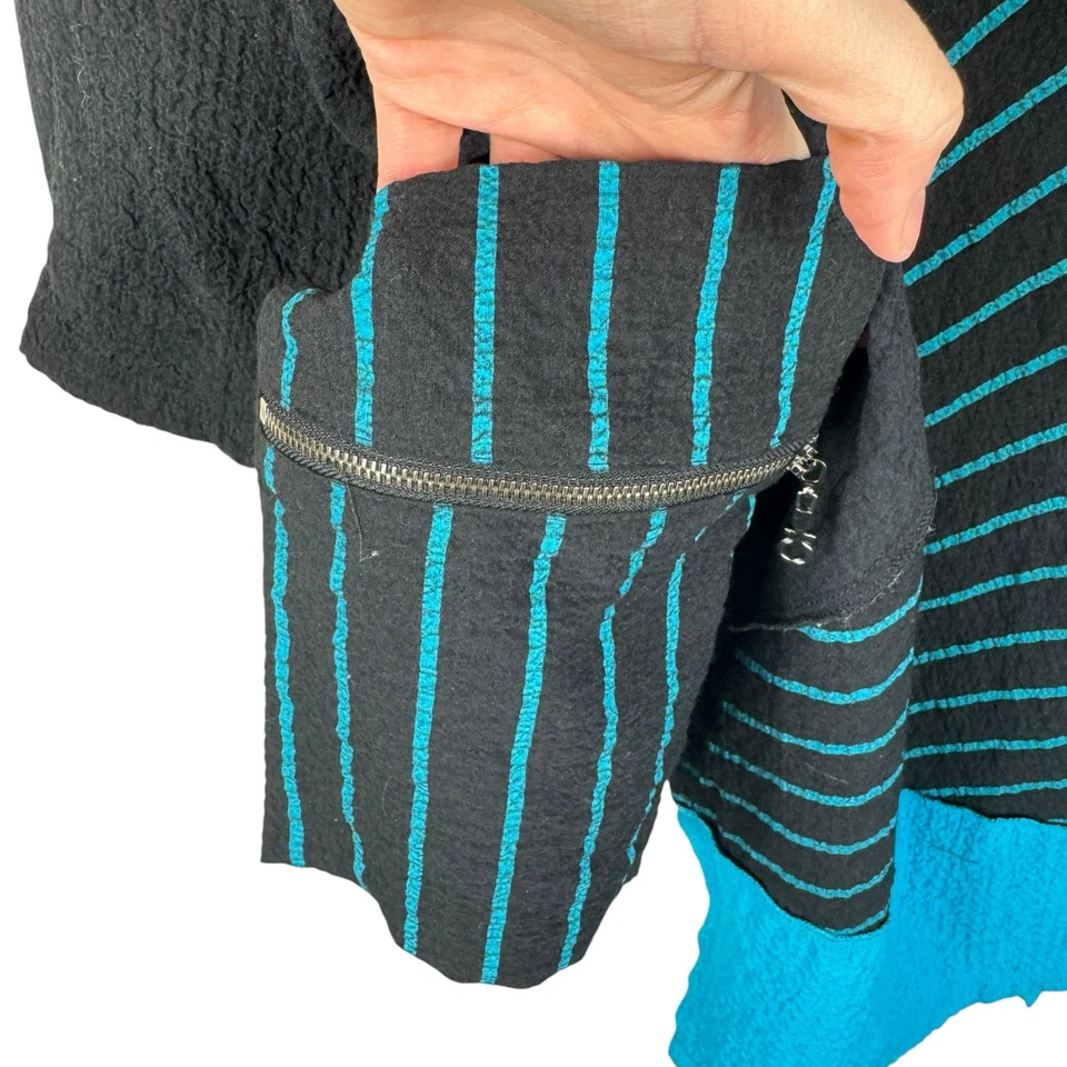 Blusa Ali Miles Rayas Azul Negro Asimétrica 3/4 Pestaña Enrollable Manga Arrugada 2X Foto 3 de 4