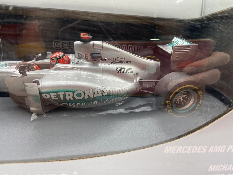 MERCEDES AMG PETRONAS F1 TEAM SHOWCAR 2012 MICHAEL SCHUMACHER - MINICHAMPS 1/18 - Immagine 4 di 4