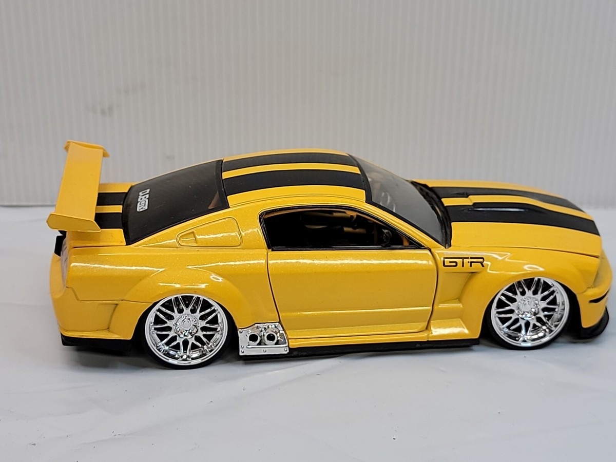 Ford Mustang GTR Concept Yellow with Chrome Rims 1:24 Scale