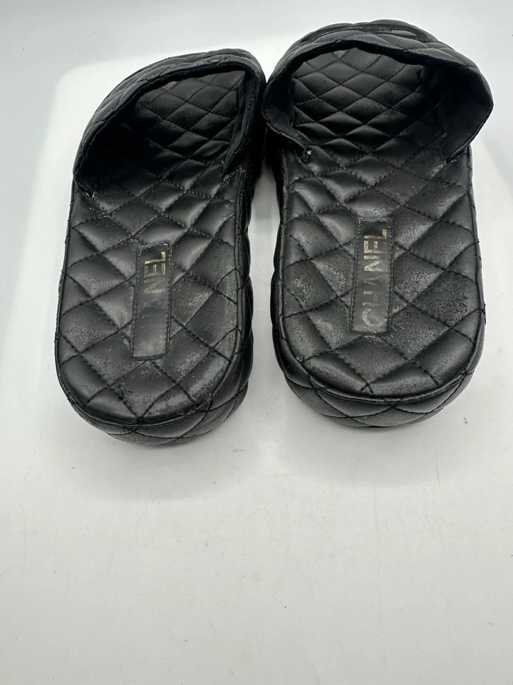 Sandalias Chanel CC negras acolchadas de cuero de cordero con toboganes para mujer talla 9 Foto 3 de 4